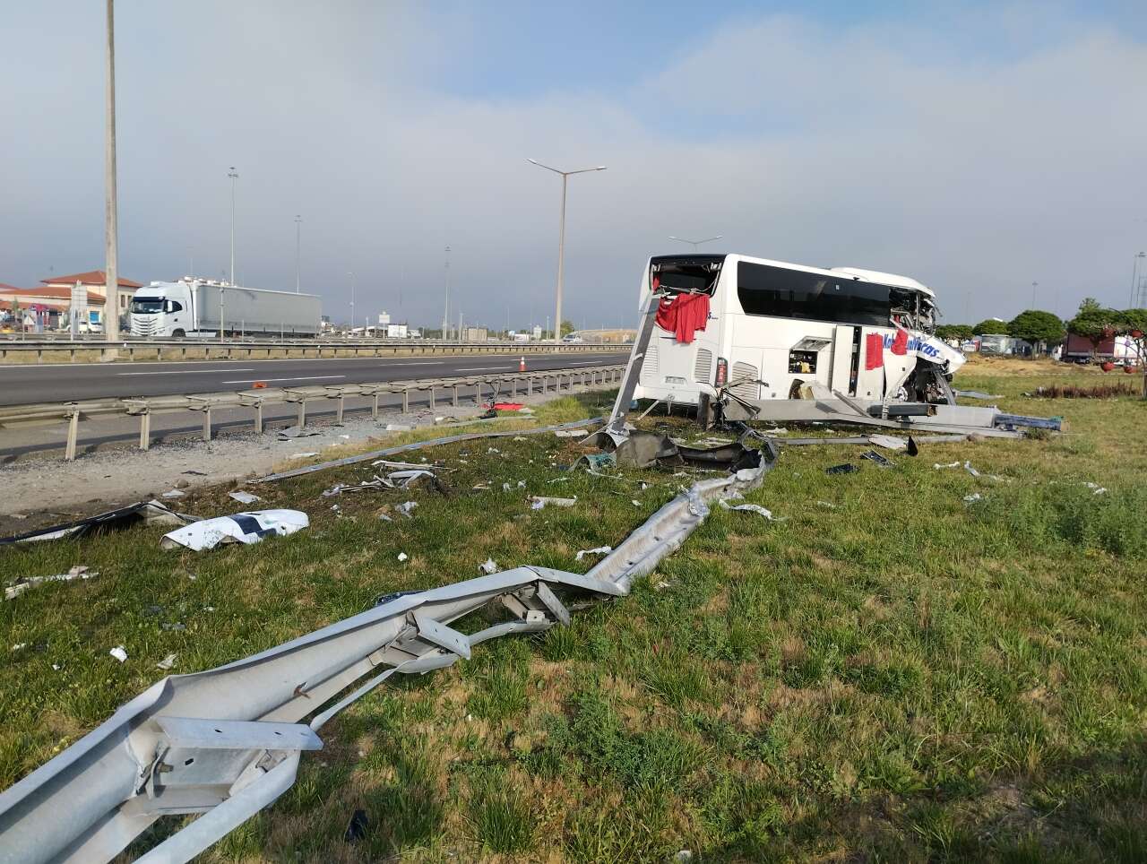 Yolcu otobüsü bariyerlere ardından tabelaya çarptı! 4'ü ağır, 13 kişi yaralandı 6
